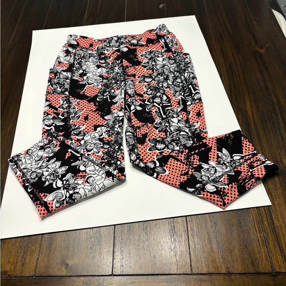 POP FIT LEGGINGS YOGA PANTS SIZE LARGE
COLOR CORAL & BLACK 2 POCKETS